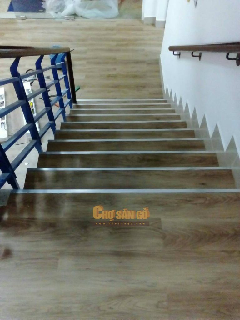 Sàn nhựa lót cầu thang
